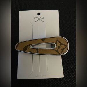 Fashionable Tan oval floral pattern hair clip.